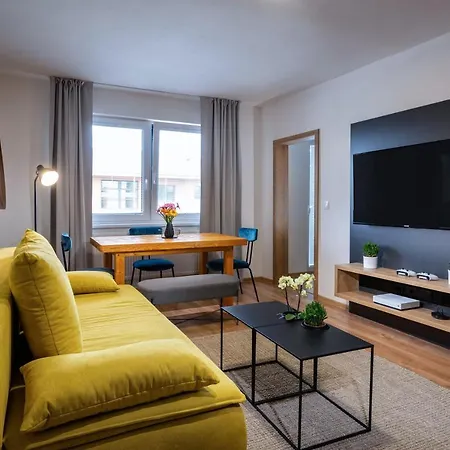 Flexihome Sk - Bellova - Brand New - Neftflix - Private Parking Apartment *